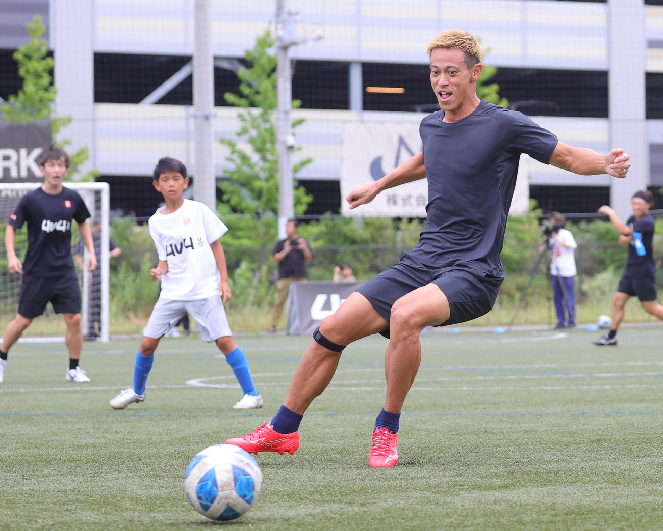 4対4のU10サッカー全国大会を創設し会見を行った本田圭佑は、子どもたち相手のエキシビションマッチでプレー（撮影・野上伸悟）