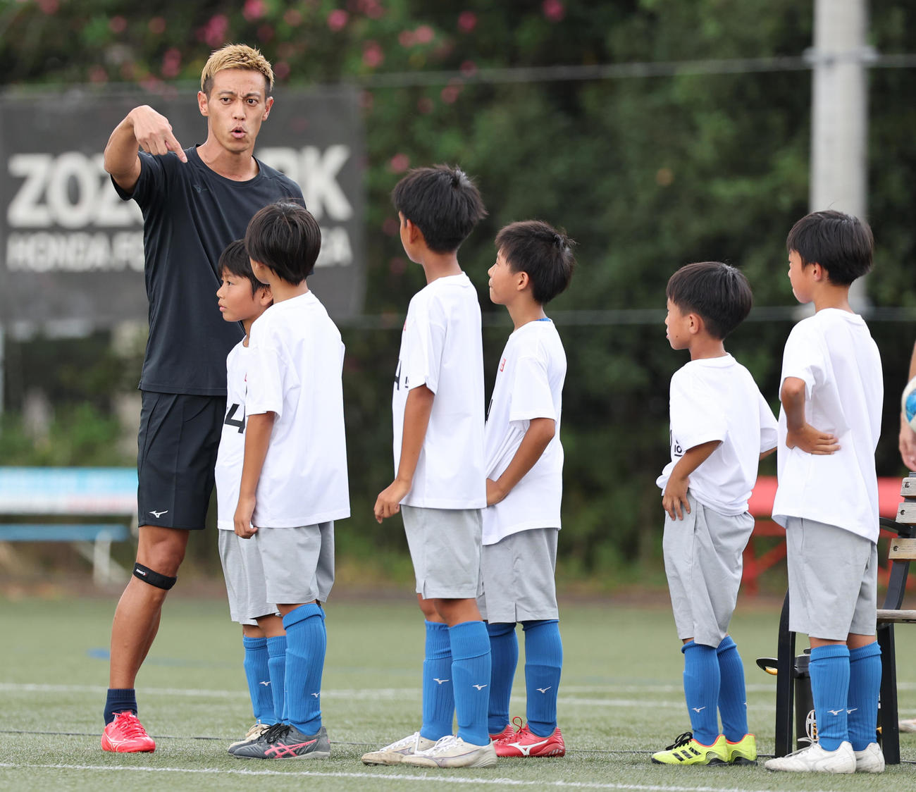 エキシビションマッチを前に子どもたちと話をする本田圭佑（撮影・野上伸悟）