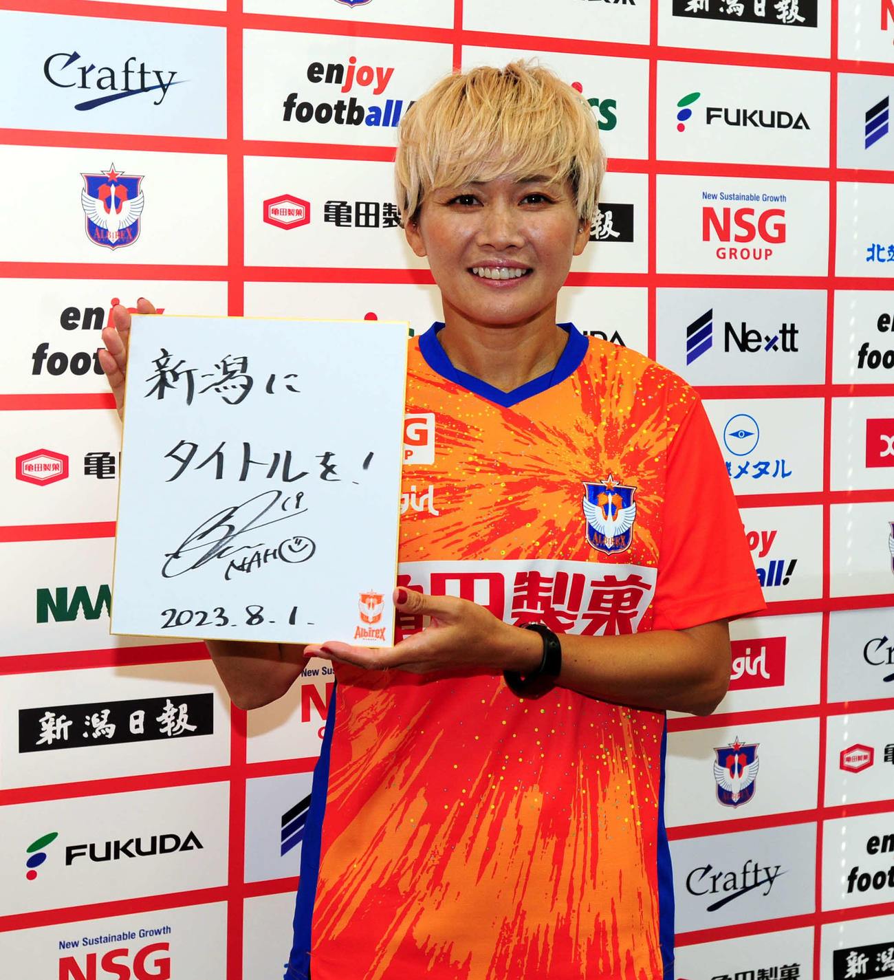 色紙に目標を掲げる新潟レディース・川澄