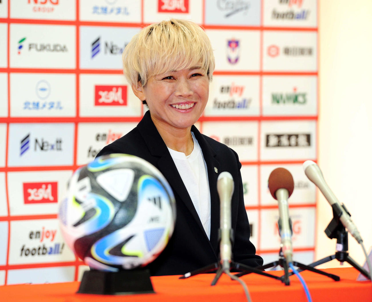 笑顔で新加入会見を行う新潟レディース・川澄