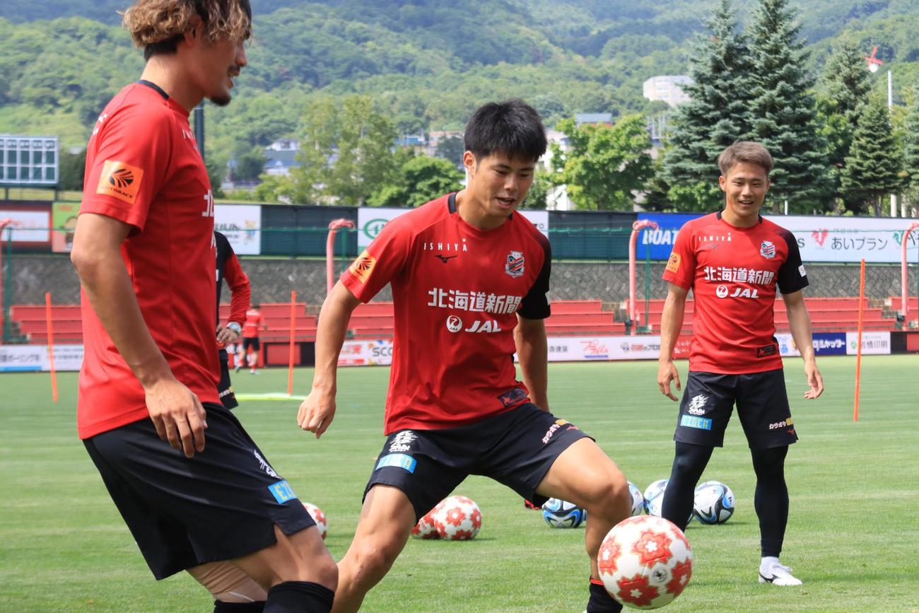 天皇杯柏戦前日練習に参加する札幌大森（中央）（撮影・保坂果那）