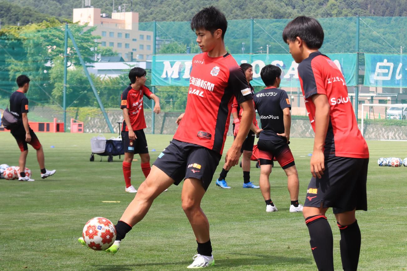 天皇杯柏戦前日練習に参加する札幌大森（左）（撮影・保坂果那）