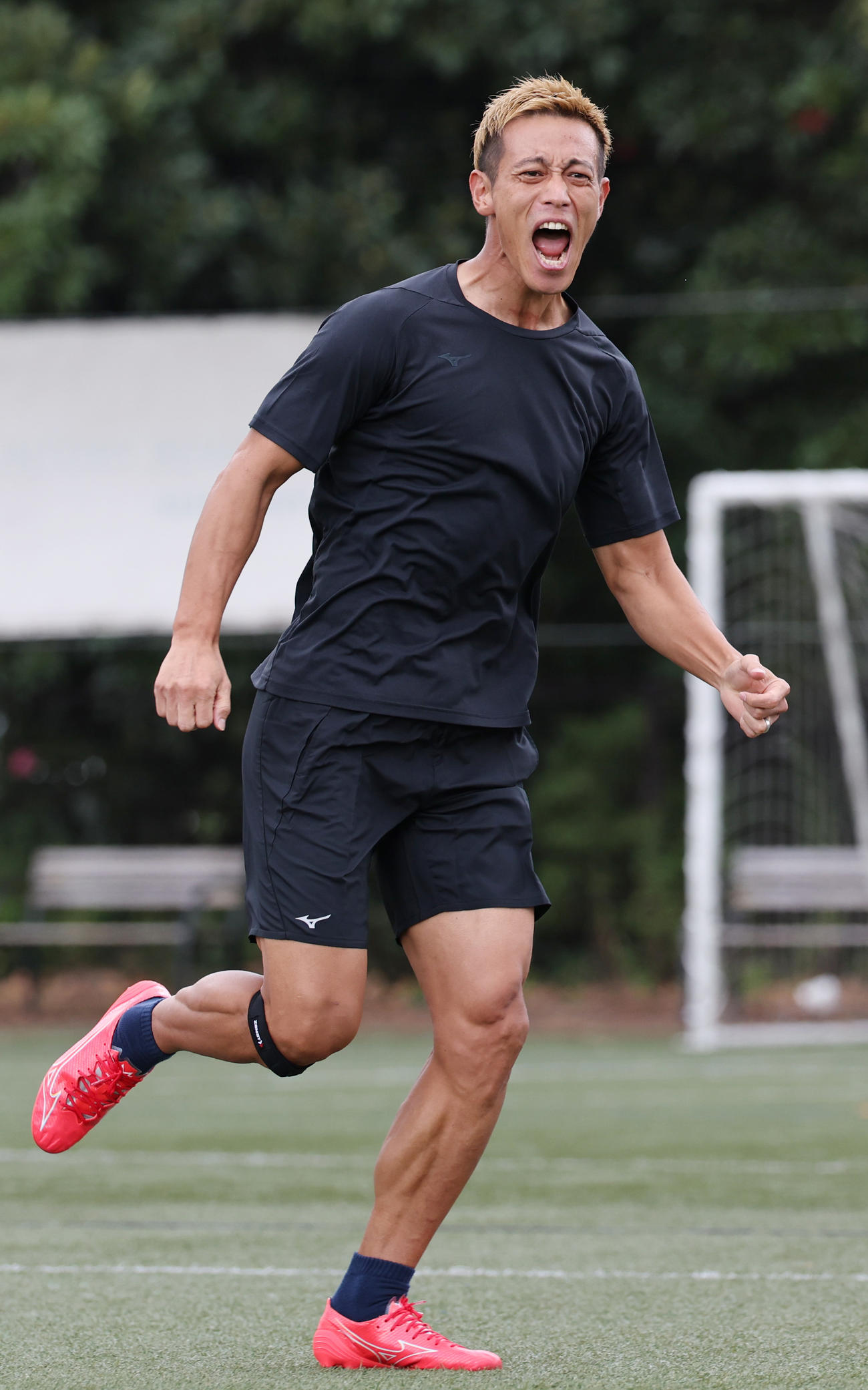 4対4のU10サッカー全国大会を創設し会見を行った本田圭佑は、子どもたち相手のエキシビションマッチでゴールを決め喜ぶ（撮影・野上伸悟）