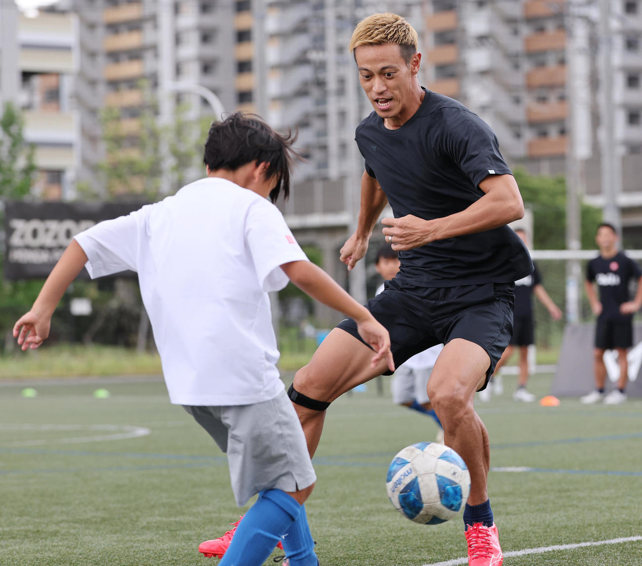 本田は子どもたちとのエキシビションマッチでプレー（撮影・野上伸悟）