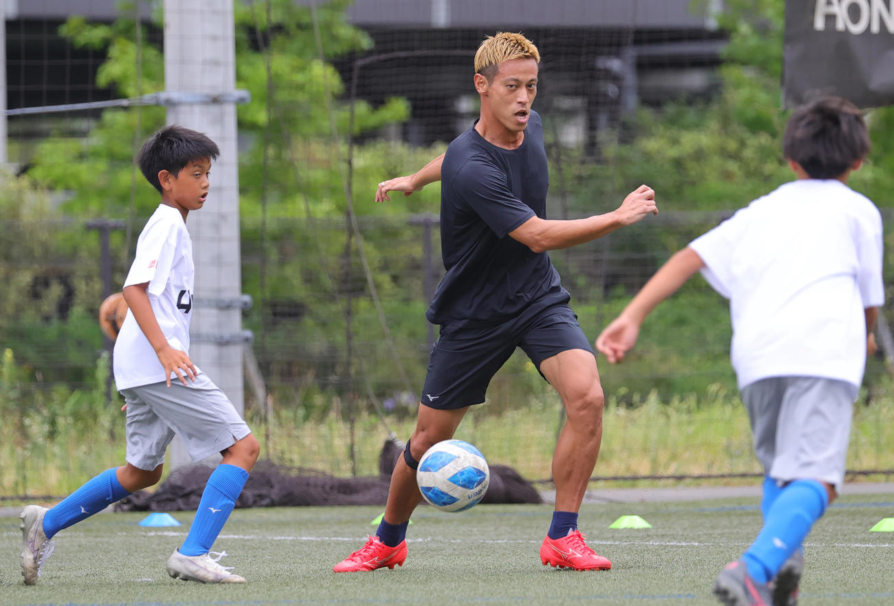 4対4のU10サッカー全国大会を創設し会見を行った本田圭佑は、子どもたち相手のエキシビションマッチでプレー（撮影・野上伸悟）