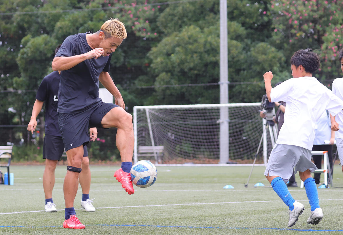4対4のU10サッカー全国大会を創設し会見を行った本田圭佑は、子どもたち相手のエキシビションマッチでプレー（撮影・野上伸悟）