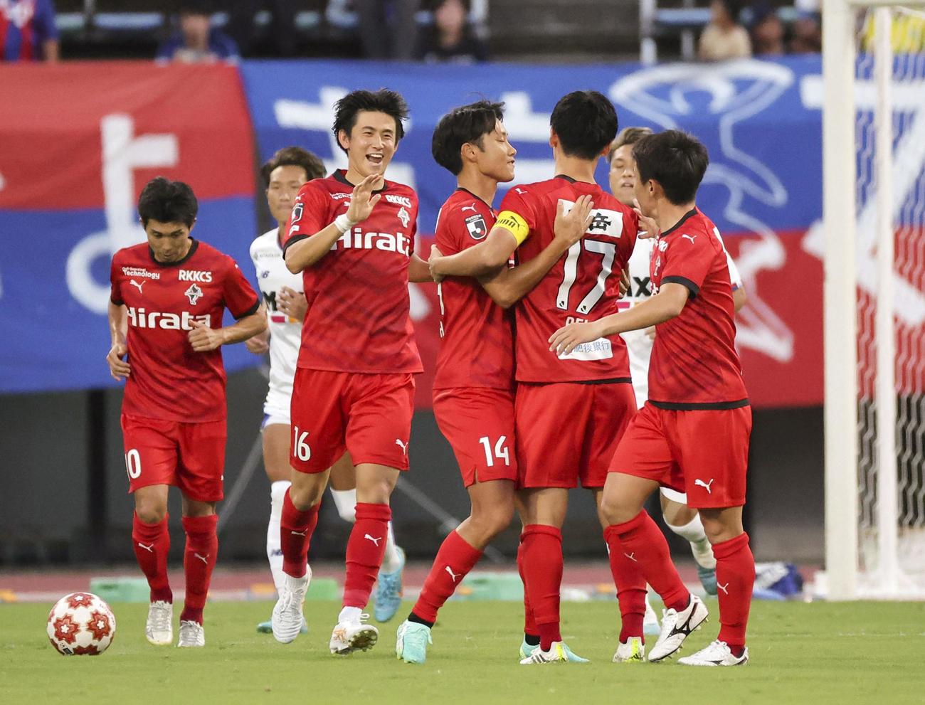 FC東京―熊本　前半、PKで先制ゴールを決めた熊本・平川（17）を祝福する熊本イレブン（共同）