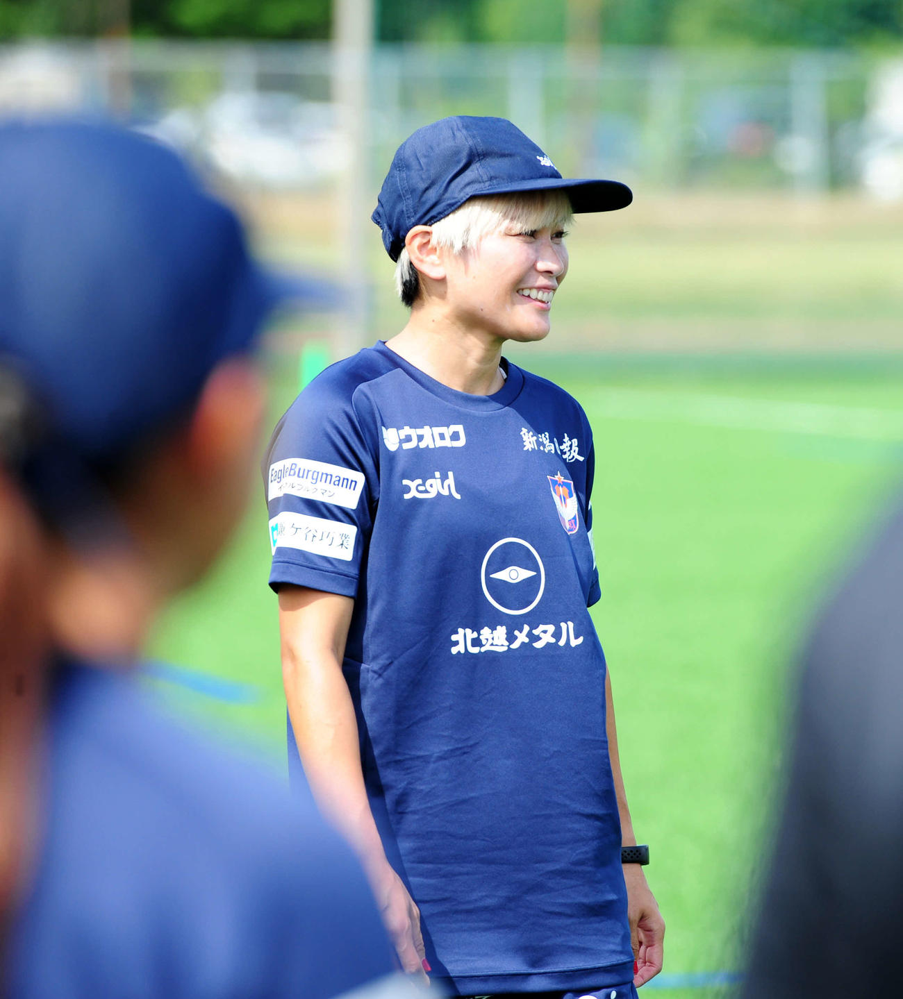 練習前のミーティングで笑顔であいさつをする川澄