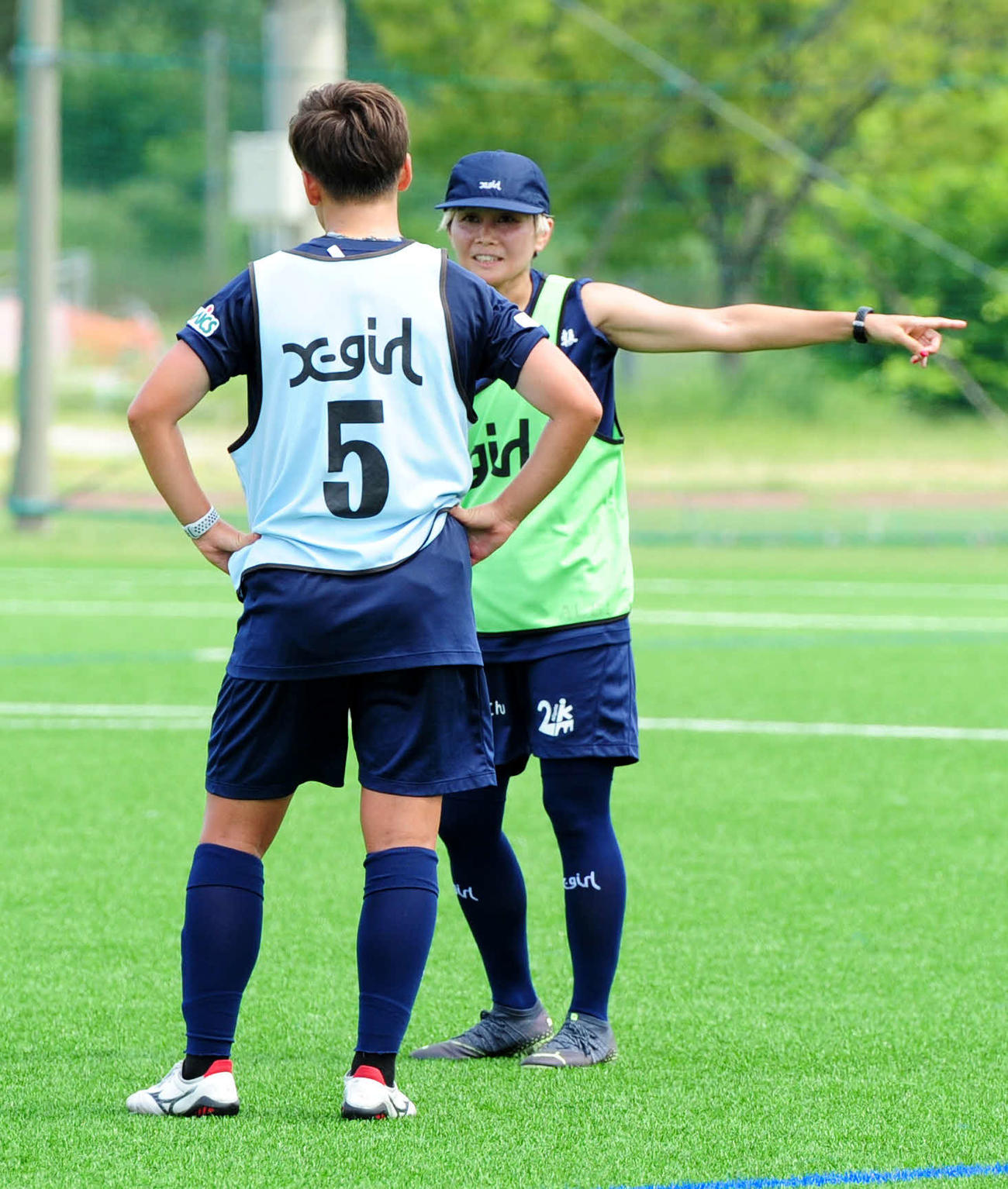 練習の合間にDFシャーンにアドバイスする川澄