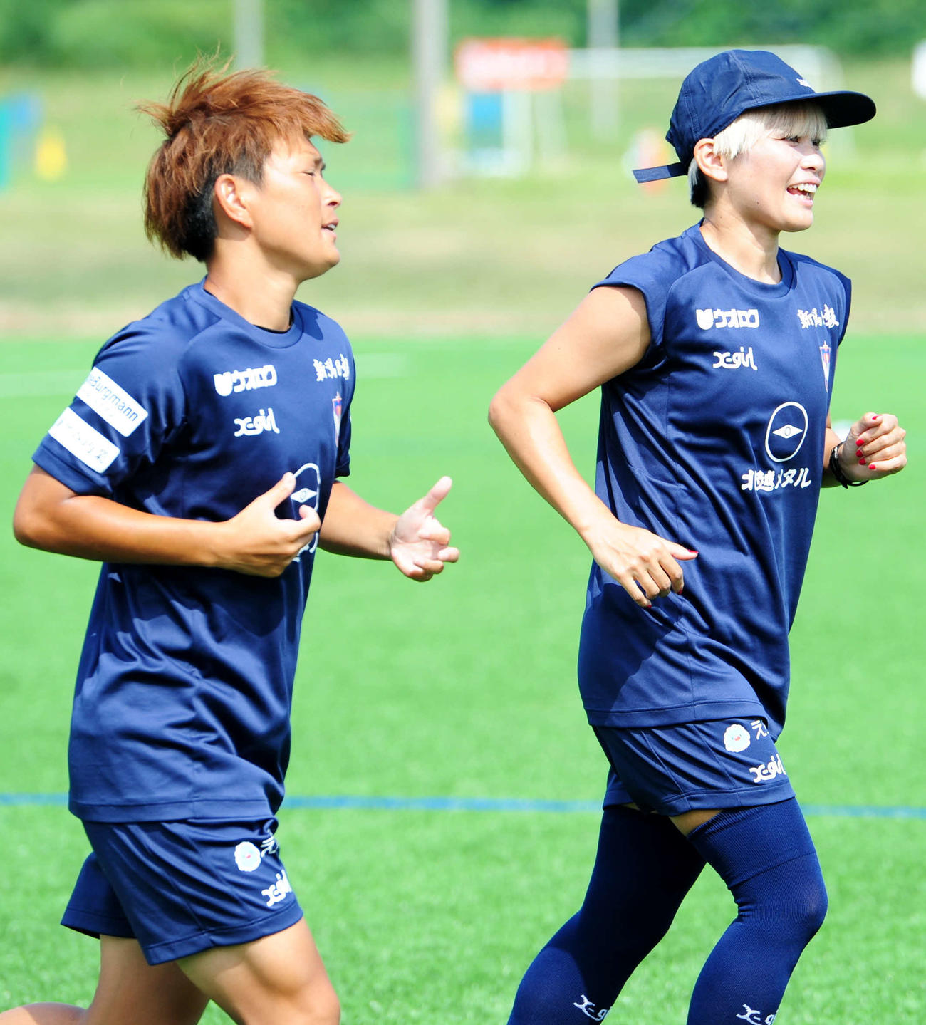 ウォーミングアップで並んでランニングをする川澄（右）と上尾野辺