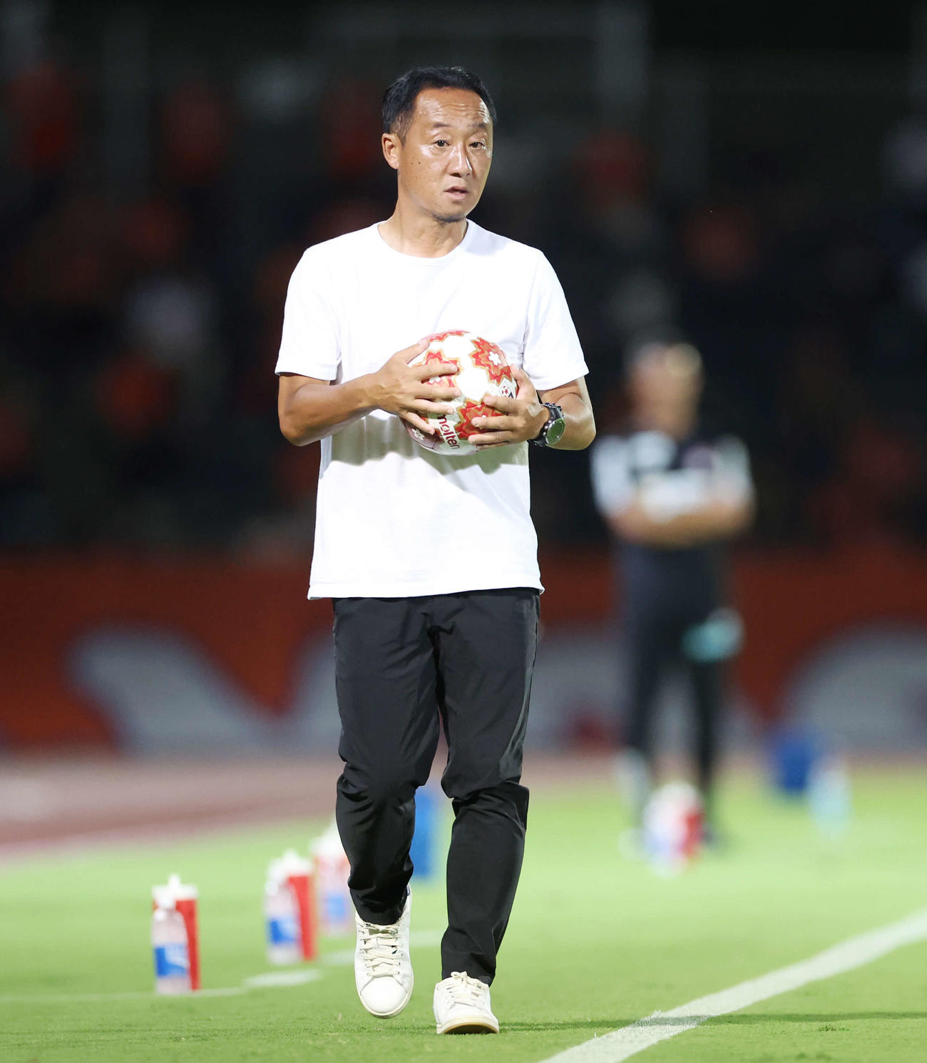 町田対新潟　後半、スローインのボールを拭く町田黒田監督（撮影・宮地輝）