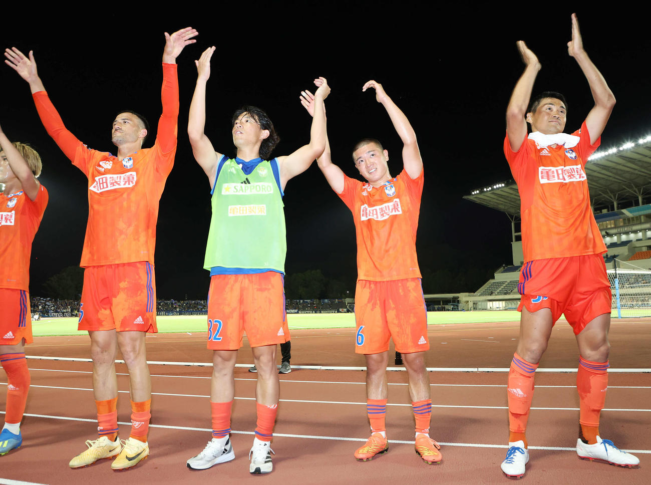町田対新潟　勝利し、チームメートと喜ぶ新潟小見（右から2人目）（撮影・宮地輝）