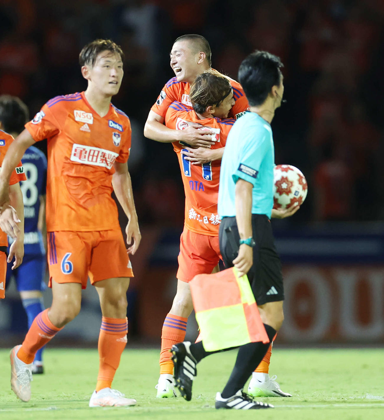 町田対新潟　勝利し、新潟太田（中央右）に抱えられ、笑顔の小見（同左）（撮影・宮地輝）