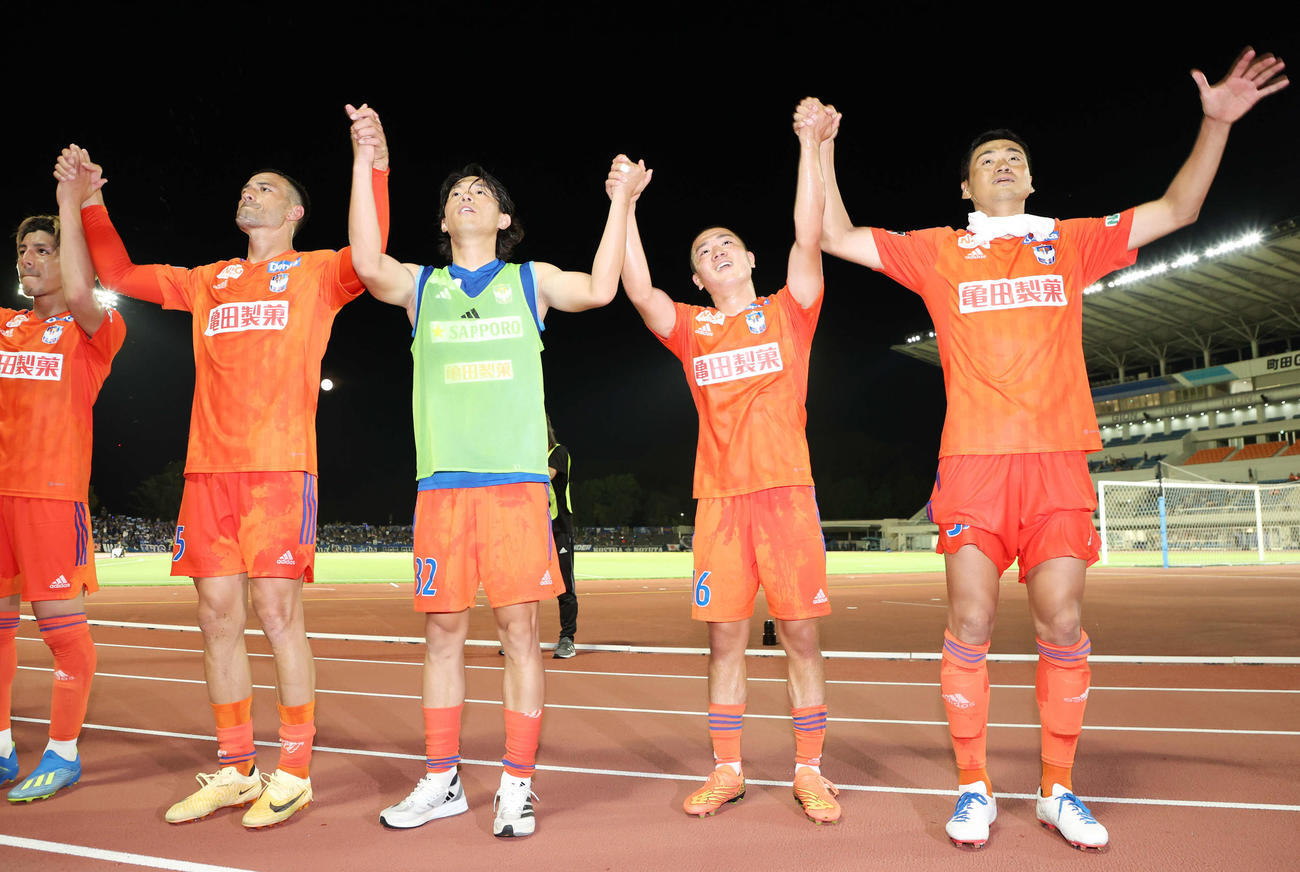 町田対新潟　勝利し、チームメートと喜ぶ新潟小見（右から2人目）（撮影・宮地輝）
