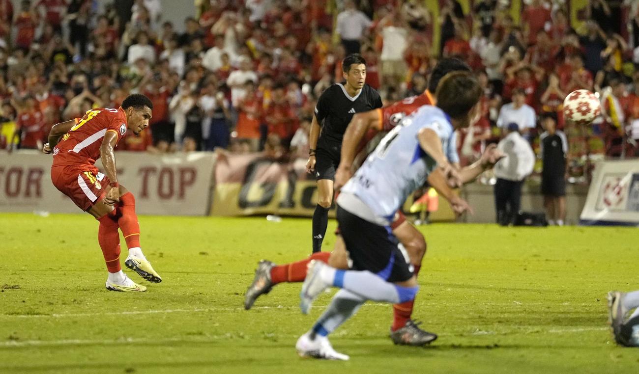 名古屋－浦和　前半、先制のFKを決める名古屋・マテウス（左）（共同）