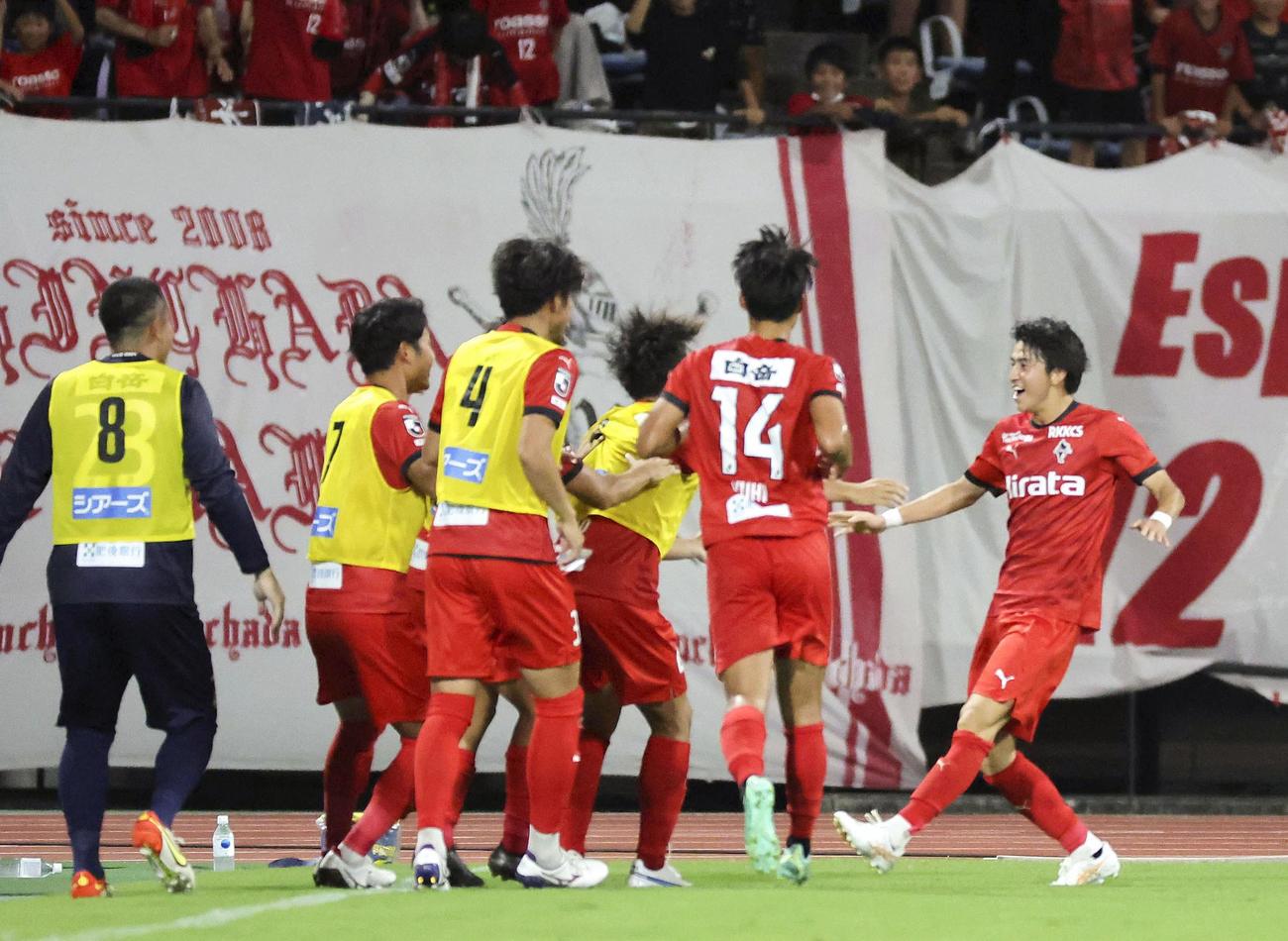 FC東京対熊本　後半、チーム2点目のゴールを決めベンチの選手に駆け寄る熊本松岡（右）（共同）