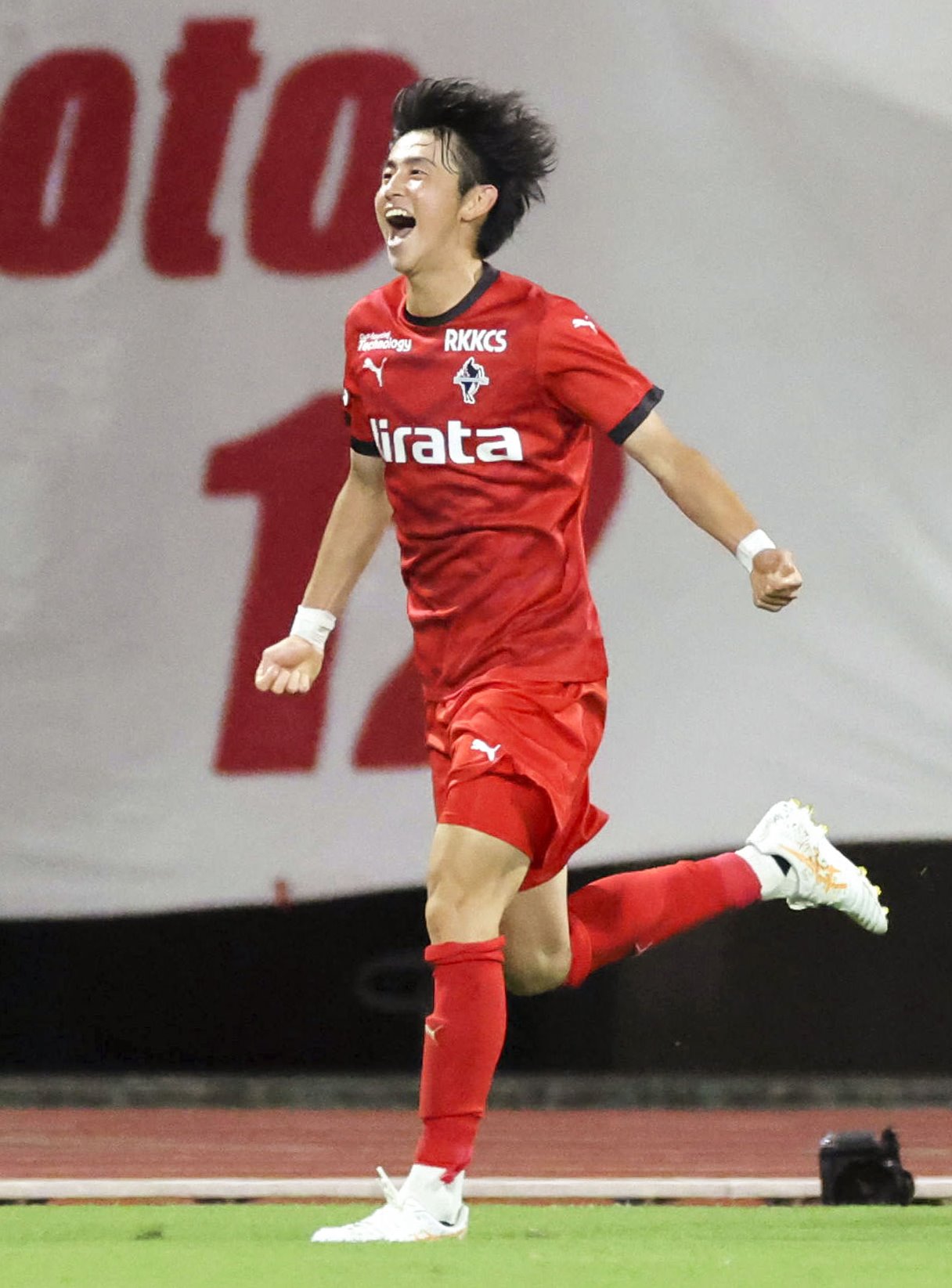 FC東京対熊本　後半、チーム2点目のゴールを決め喜ぶ熊本松岡（共同）