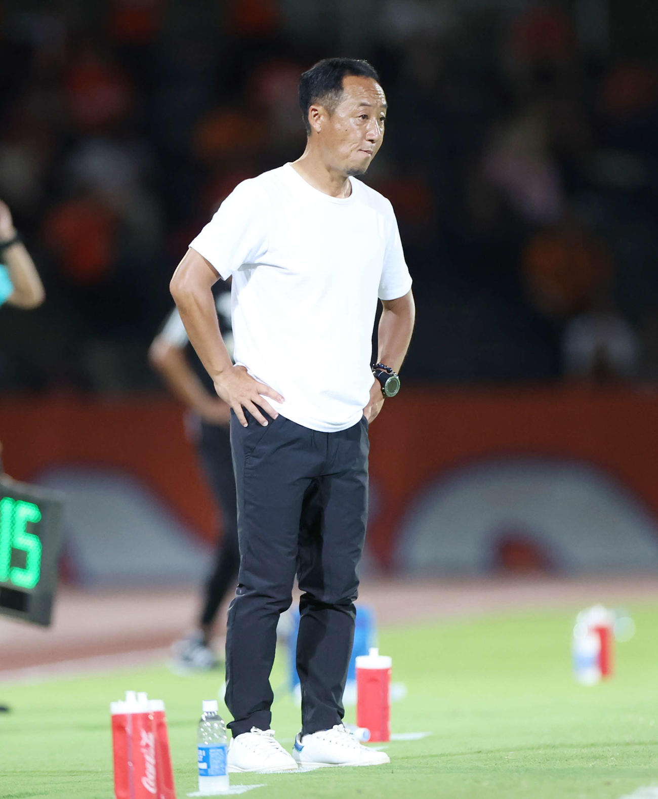 町田対新潟　後半、厳しい表情の町田黒田監督（撮影・宮地輝）