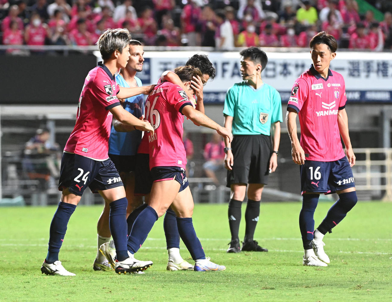 C大阪対湘南　PK戦で湘南に敗れがっくりするC大阪イレブン（撮影・前岡正明）