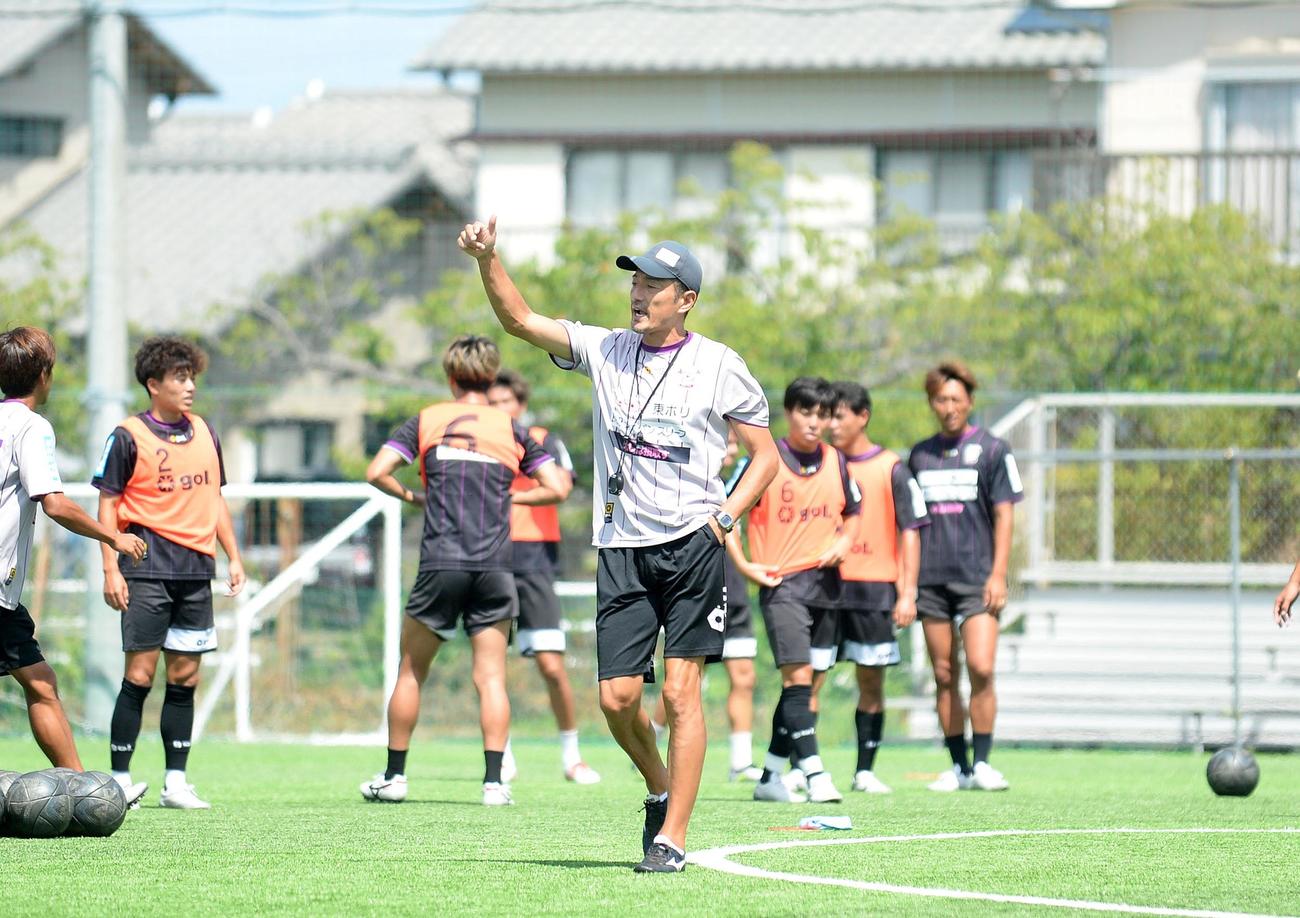 選手に指示を出す藤枝の須藤監督（中央）
