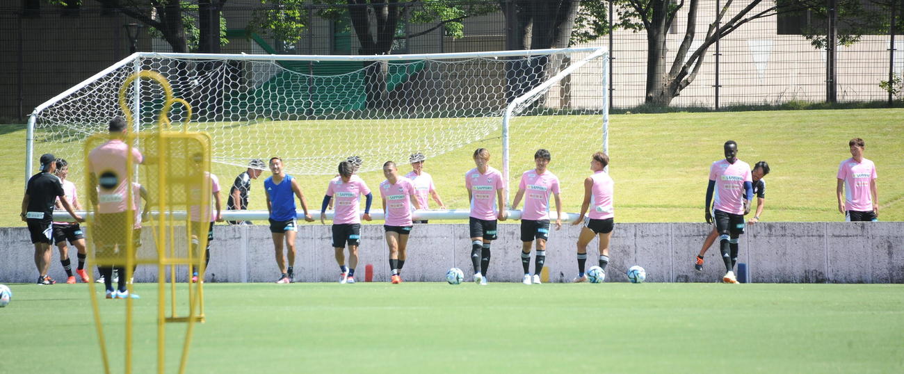名古屋戦の前日練習開始前、選手たちでゴールを運ぶ