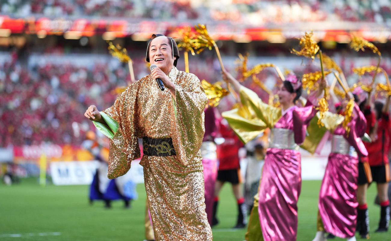 名古屋対新潟　試合前のセレモニーに登場し、熱唱する松平健（撮影・菅敏）