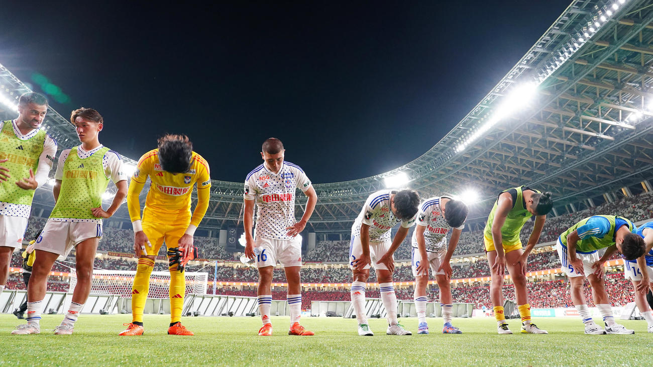 名古屋に敗れ、肩を落としサポーターにあいさつする新潟の選手たち（撮影・菅敏）