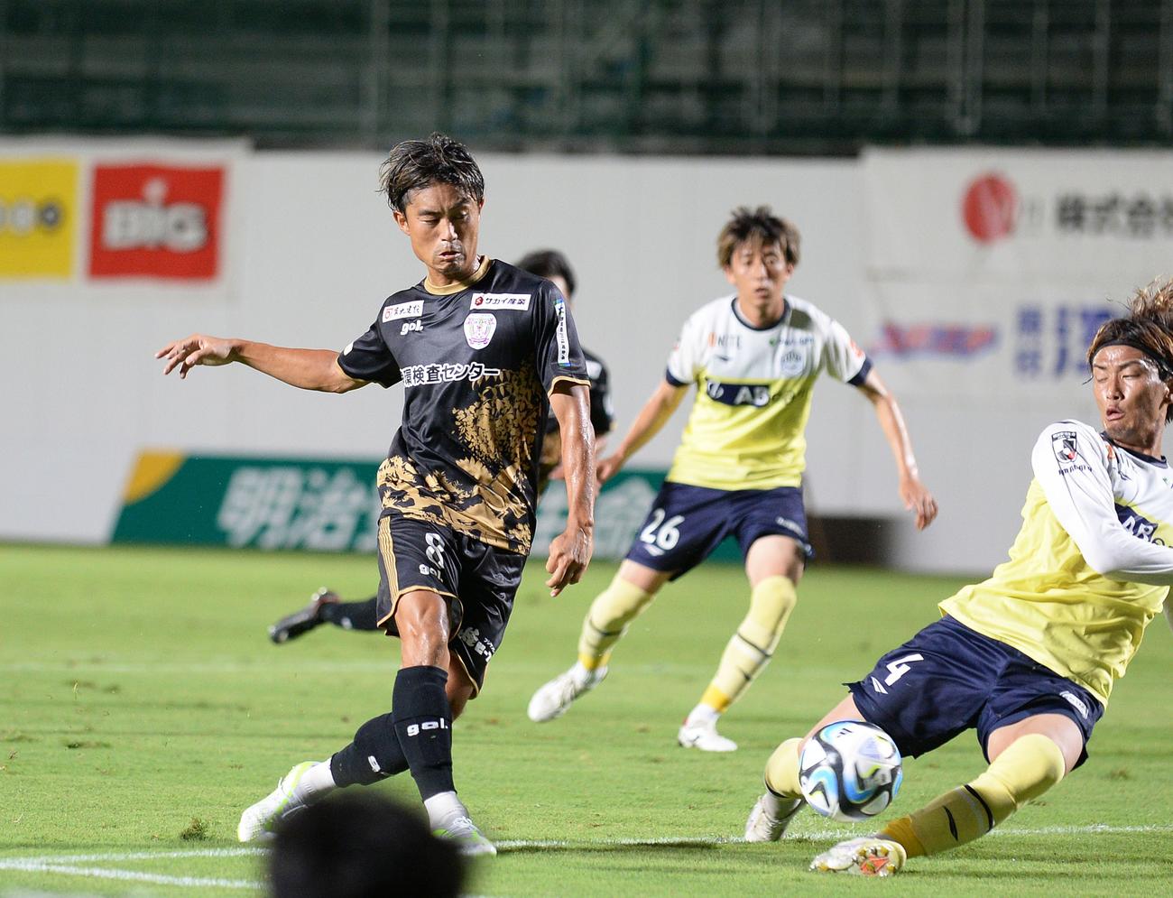 藤枝岩渕（左）が放ったシュートは相手DFにブロックされる
