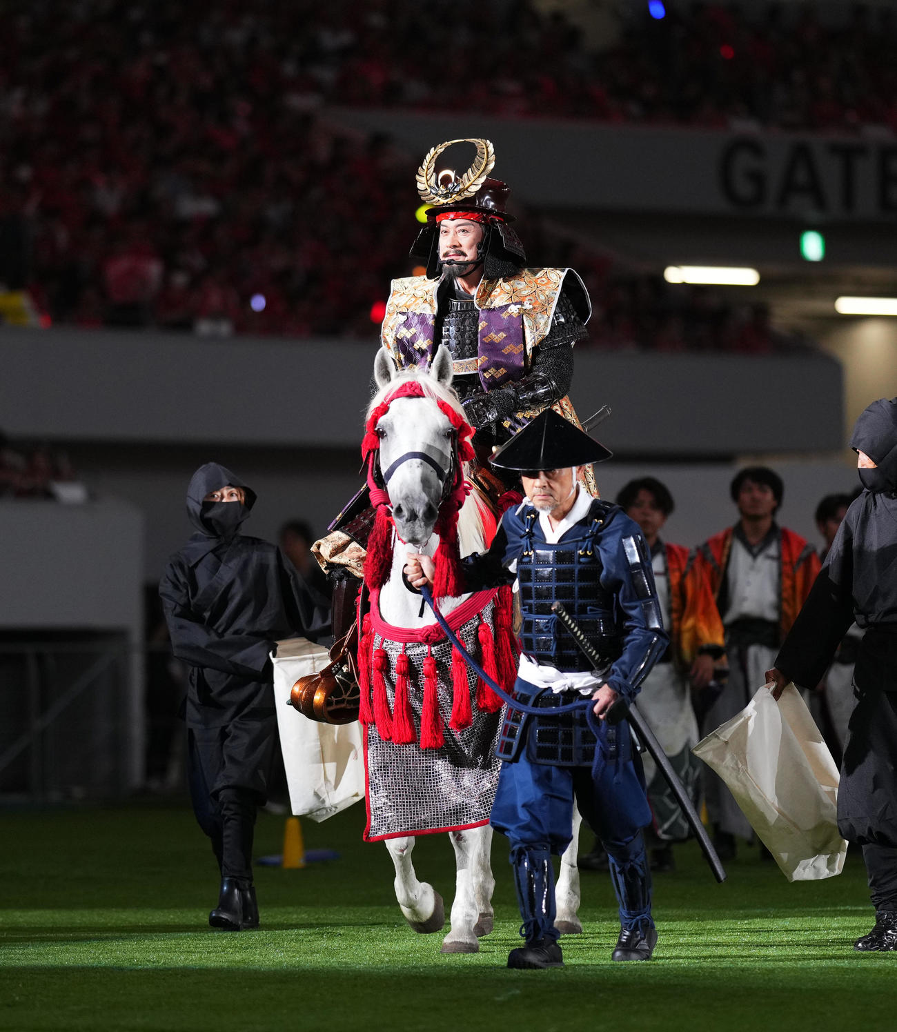 名古屋対新潟　試合前のセレモニーに登馬に騎乗し登場する松平健（撮影・菅敏）