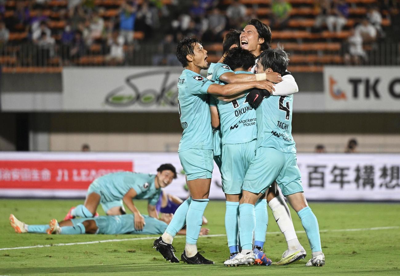 広島に勝利し喜ぶGK宋範根（右から2人目）ら湘南イレブン（共同）