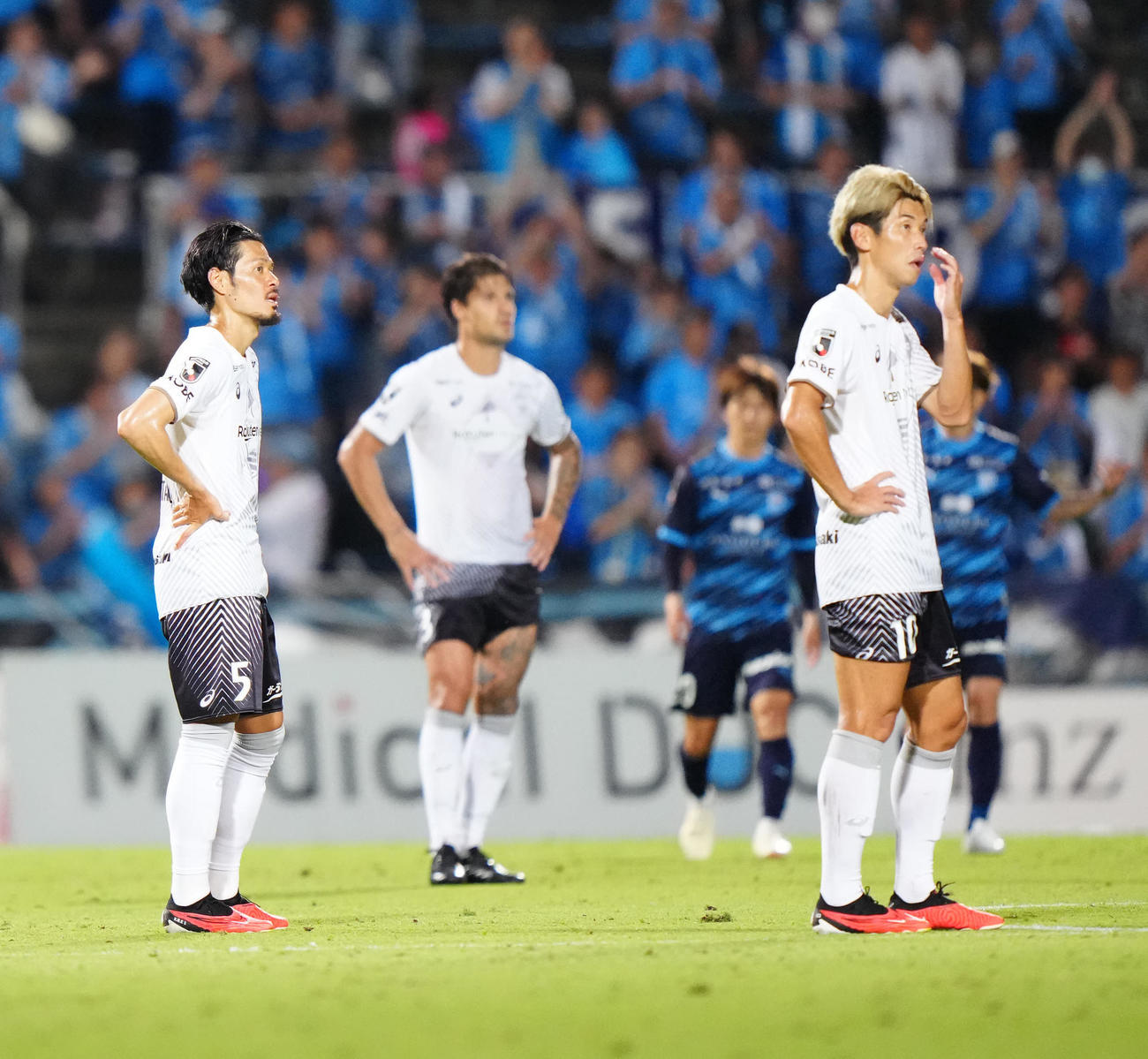 横浜FC対神戸　後半、横浜FC山下にゴールを決められ、ビジョンで映し出される失点シーンを確認する神戸山口（左）ら。右は大迫（撮影・江口和貴）