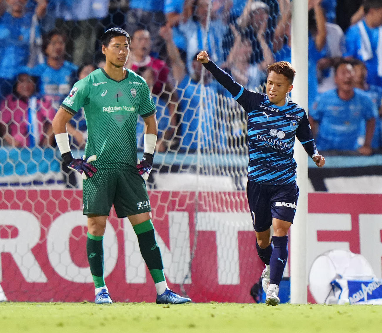 横浜FC対神戸　後半、ゴールを決めた横浜FC山下。左は神戸GK前川（撮影・江口和貴）