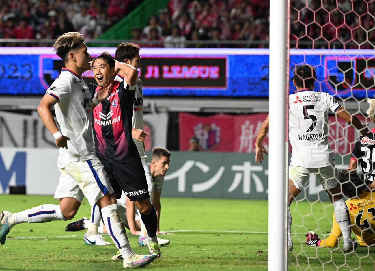 C大阪対東京　前半、ゴール前に詰めたC大阪香川だが東京ディフェンスを突破できず頭を抱える（撮影・和賀正仁）