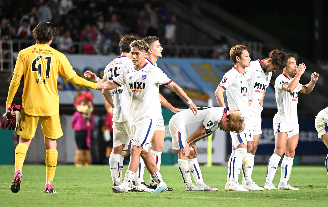 C大阪対東京　C大阪に勝利しタッチを交わす松木（左から2人目）ら（撮影・和賀正仁）