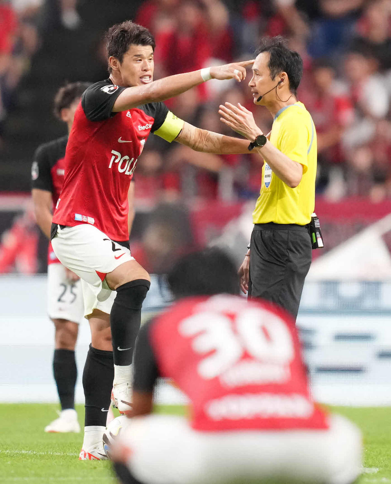 浦和対横浜　試合終了後、審判に抗議する浦和酒井（撮影・鈴木みどり）