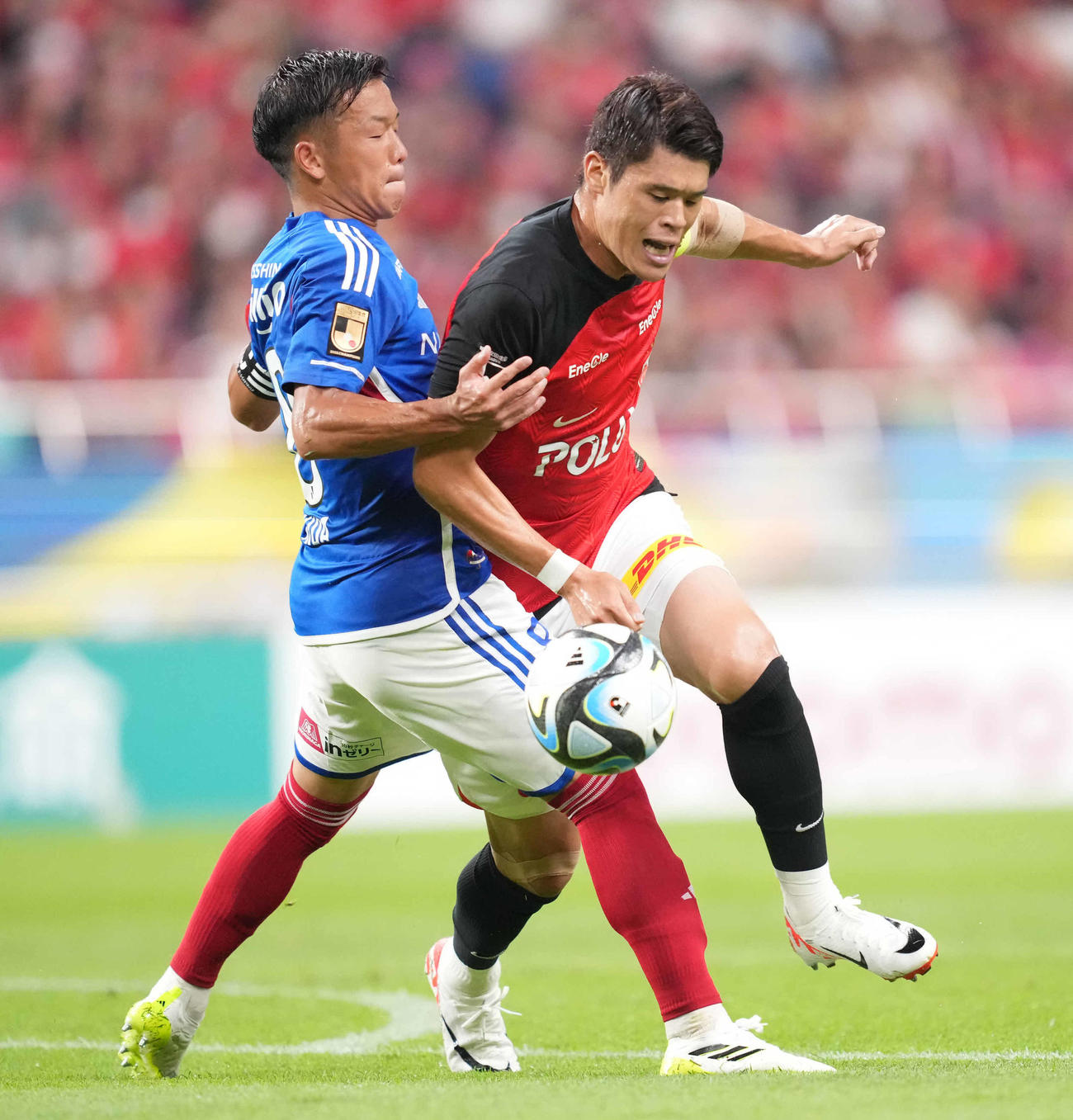 浦和対横浜　後半、攻め込む浦和酒井。左は横浜喜田（撮影・鈴木みどり）