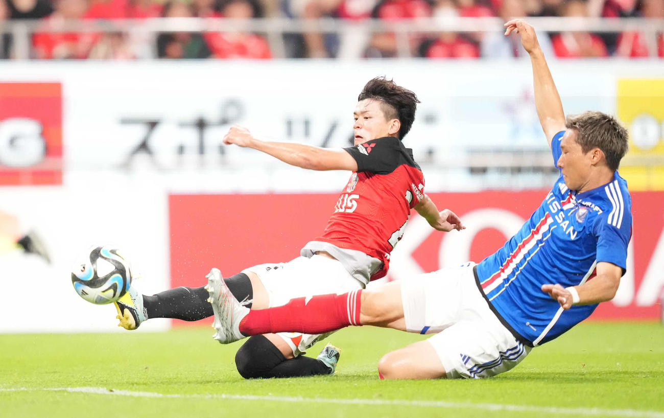 浦和対横浜　後半、シュートを放つ浦和大久保（左）（撮影・鈴木みどり）