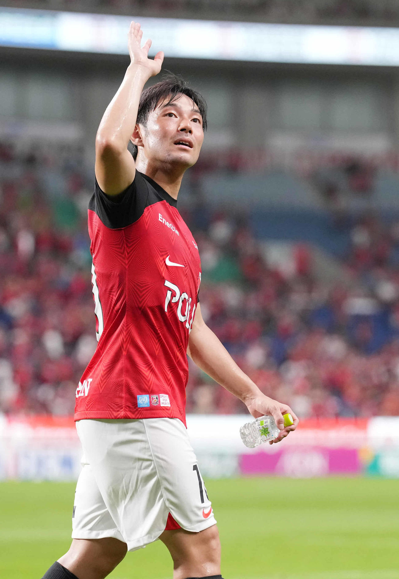 浦和対横浜　試合後、サポーターの声援に応える浦和中島（撮影・鈴木みどり）