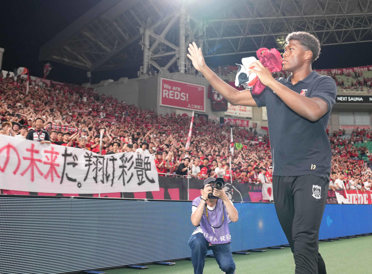 浦和対横浜　シントトロイデンに移籍する浦和GK鈴木は試合後、サポーターの声援に応える（撮影・鈴木みどり）