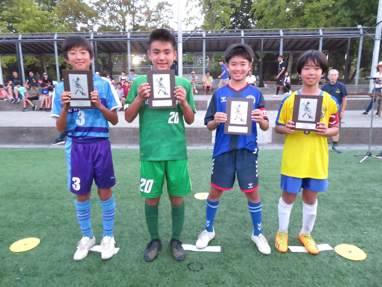 団地少年サッカー沢田賞に選ばれた左から大沢流星、山城奏瑛、中尾拓真、渡辺樹