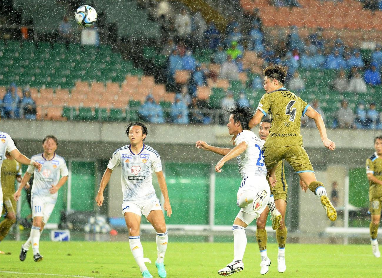 ヘディングでゴールを狙う磐田松原（右端）