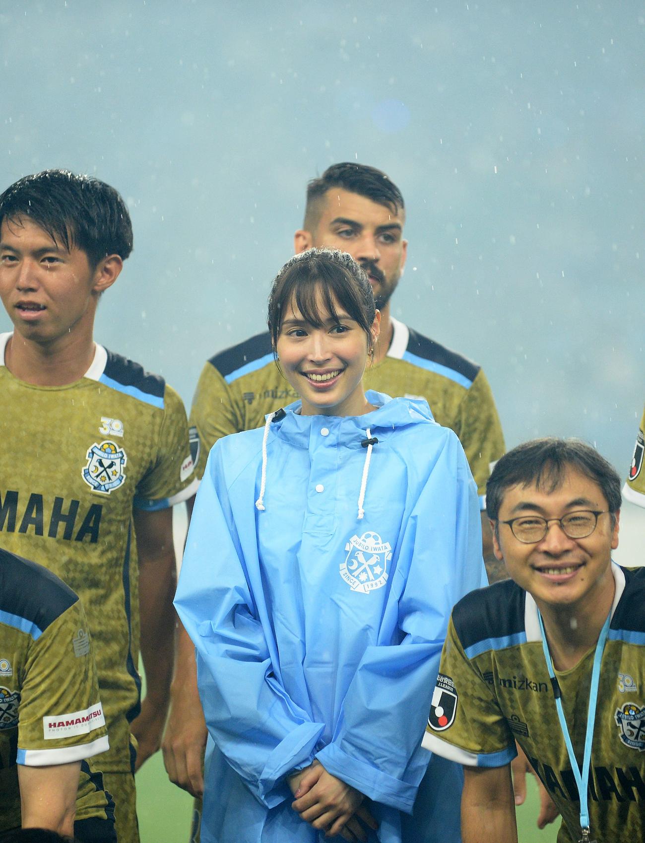 試合前の集合写真に収まる広瀬アリス