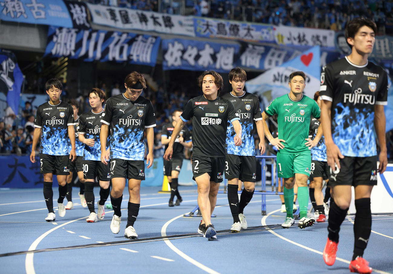 川崎F対G大阪　G大阪に敗れ、サポーターにあいさつしながら引き揚げる川崎Fの選手たち（撮影・河田真司）