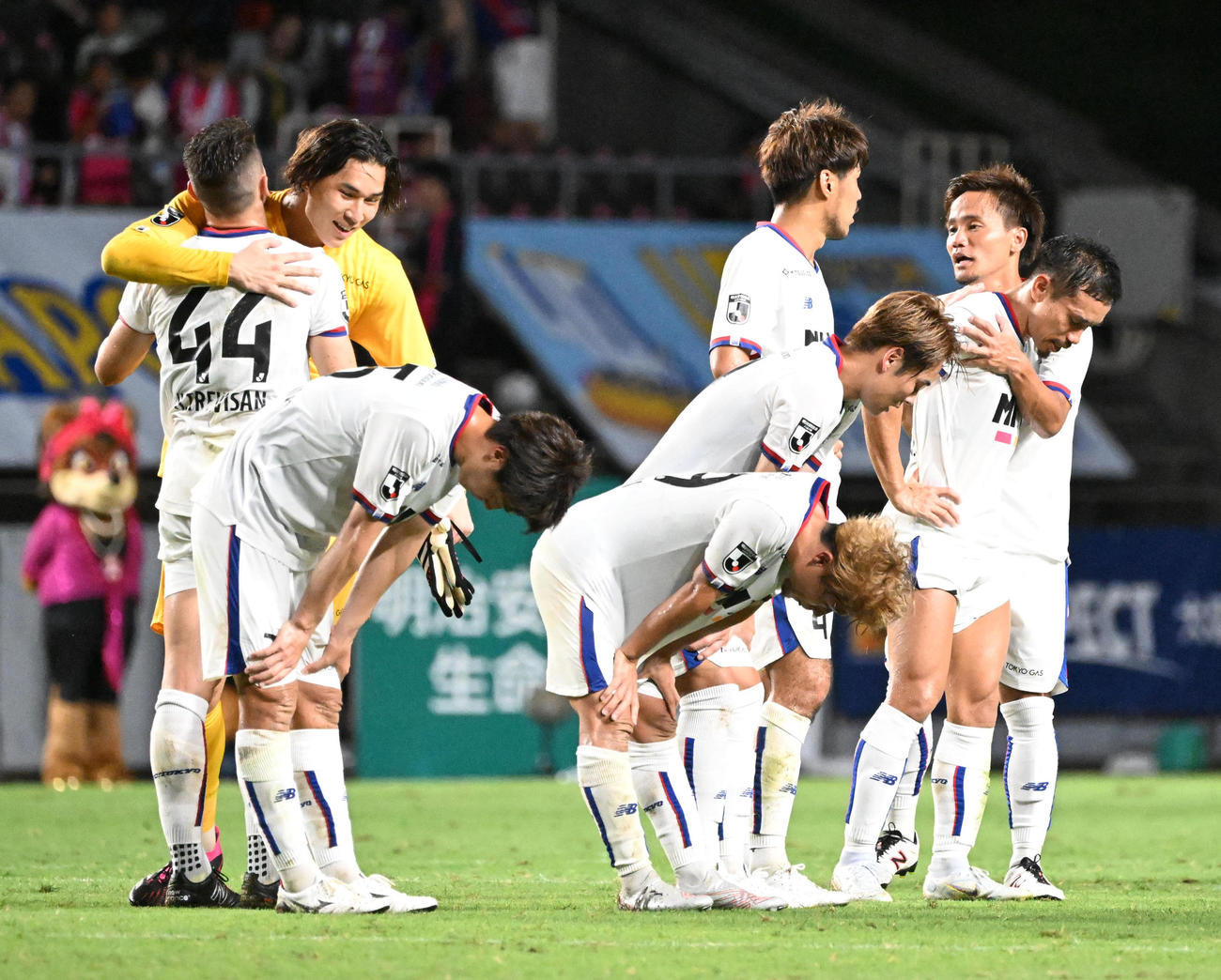 C大阪対東京　C大阪に勝利しタッチを交わす東京の選手ら（撮影・和賀正仁）