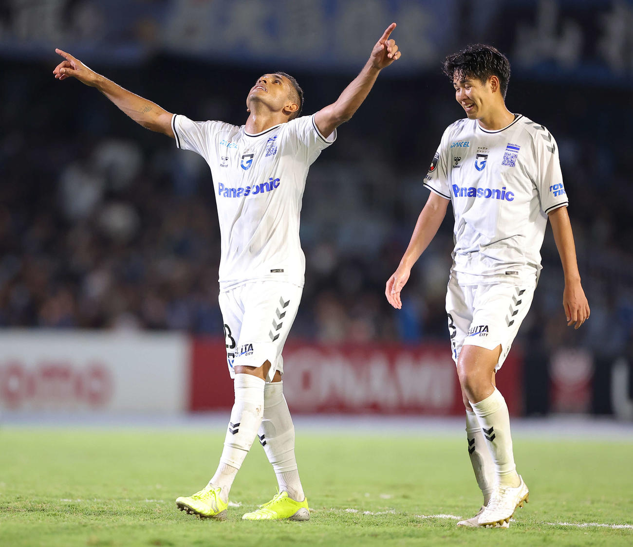 川崎F対G大阪　川崎Fに勝利し、決勝点を決めたG大阪ダワンは天を仰ぎ喜ぶ（撮影・河田真司）