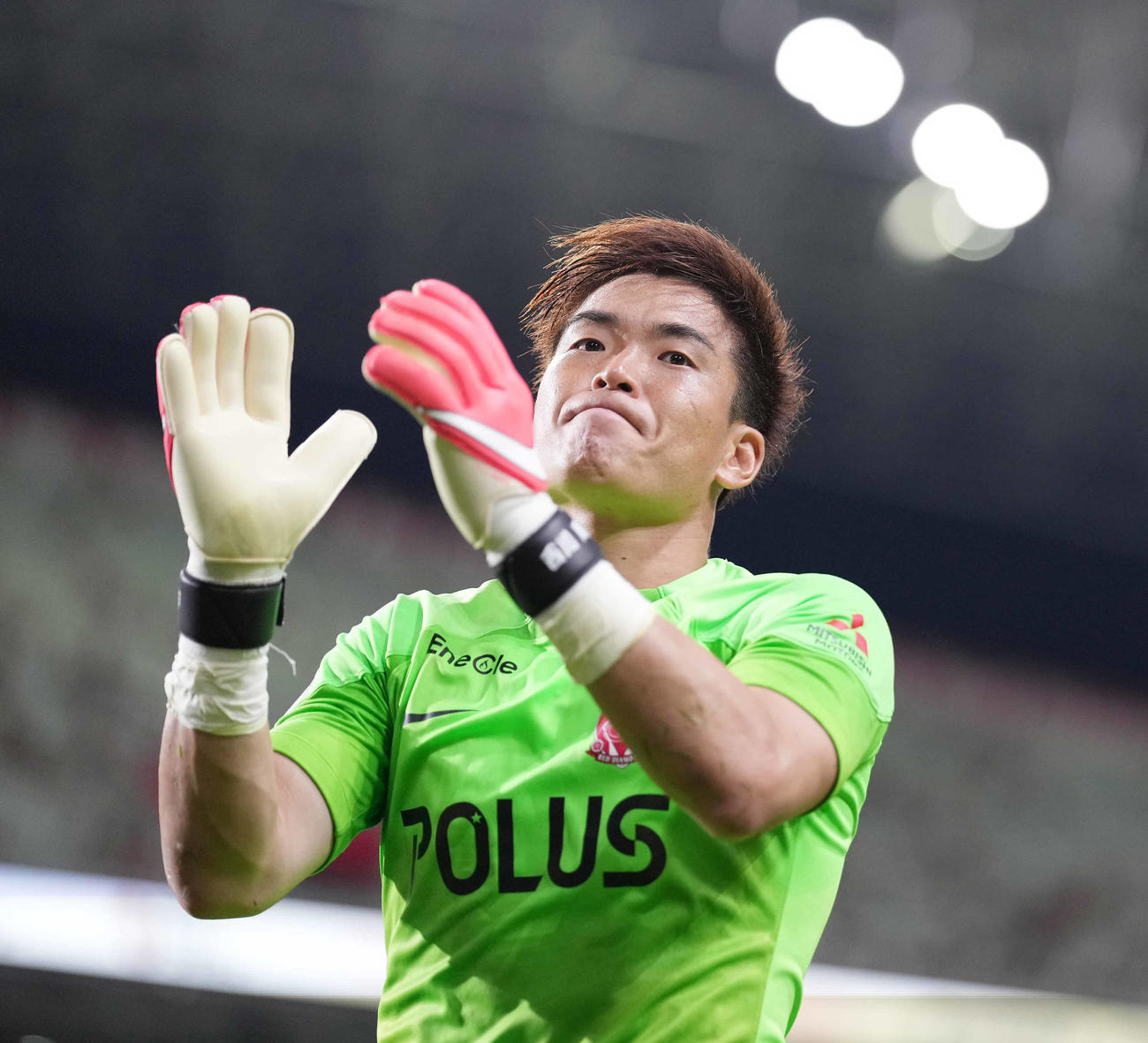 浦和対横浜　試合後、サポーターの声援に応える浦和GK西川周作