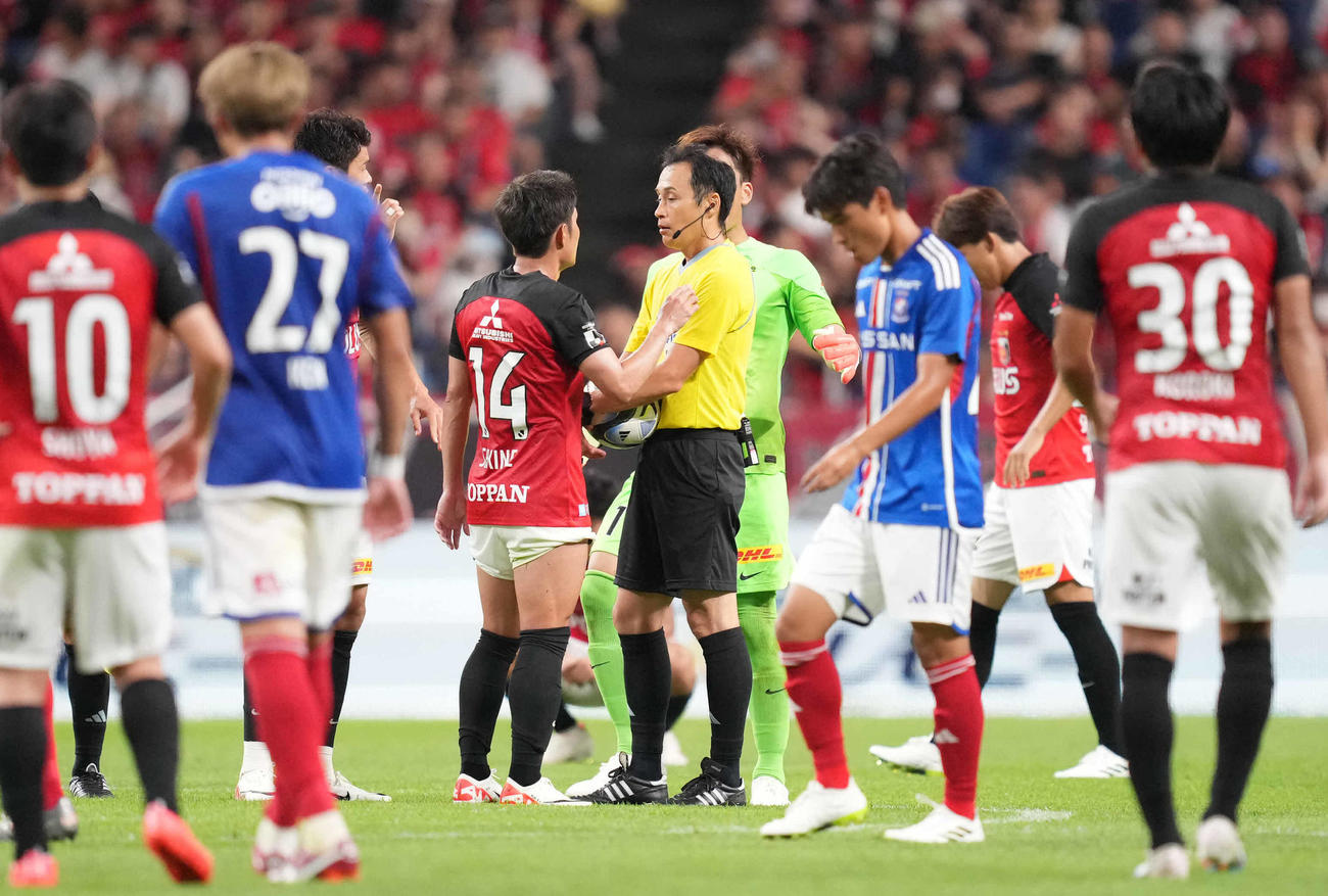 浦和対横浜　試合終了後、審判に抗議する浦和イレブン（撮影・鈴木みどり）