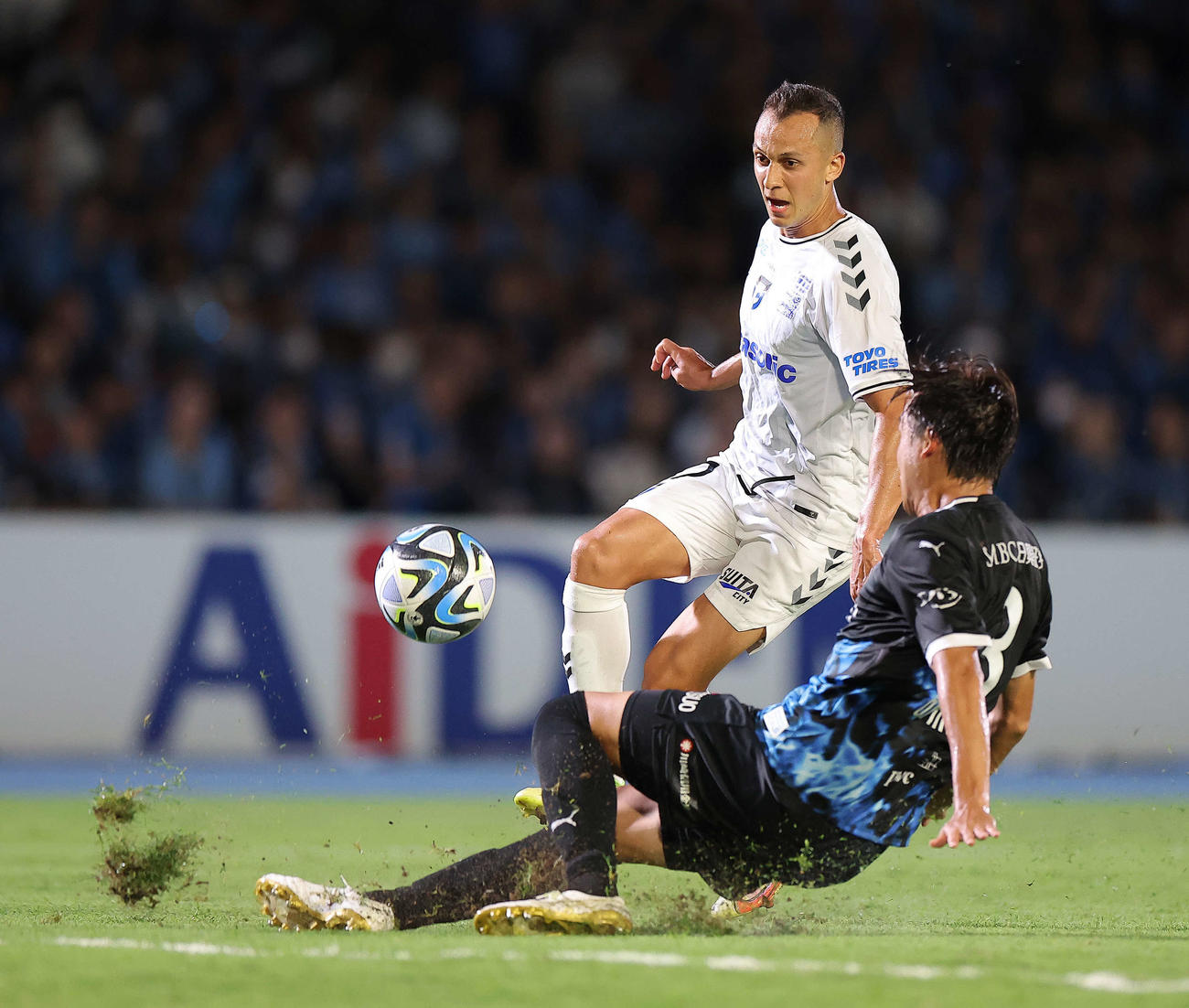 川崎F対G大阪　前半、ゴールを決めるG大阪ファンアラーノ（撮影・河田真司）