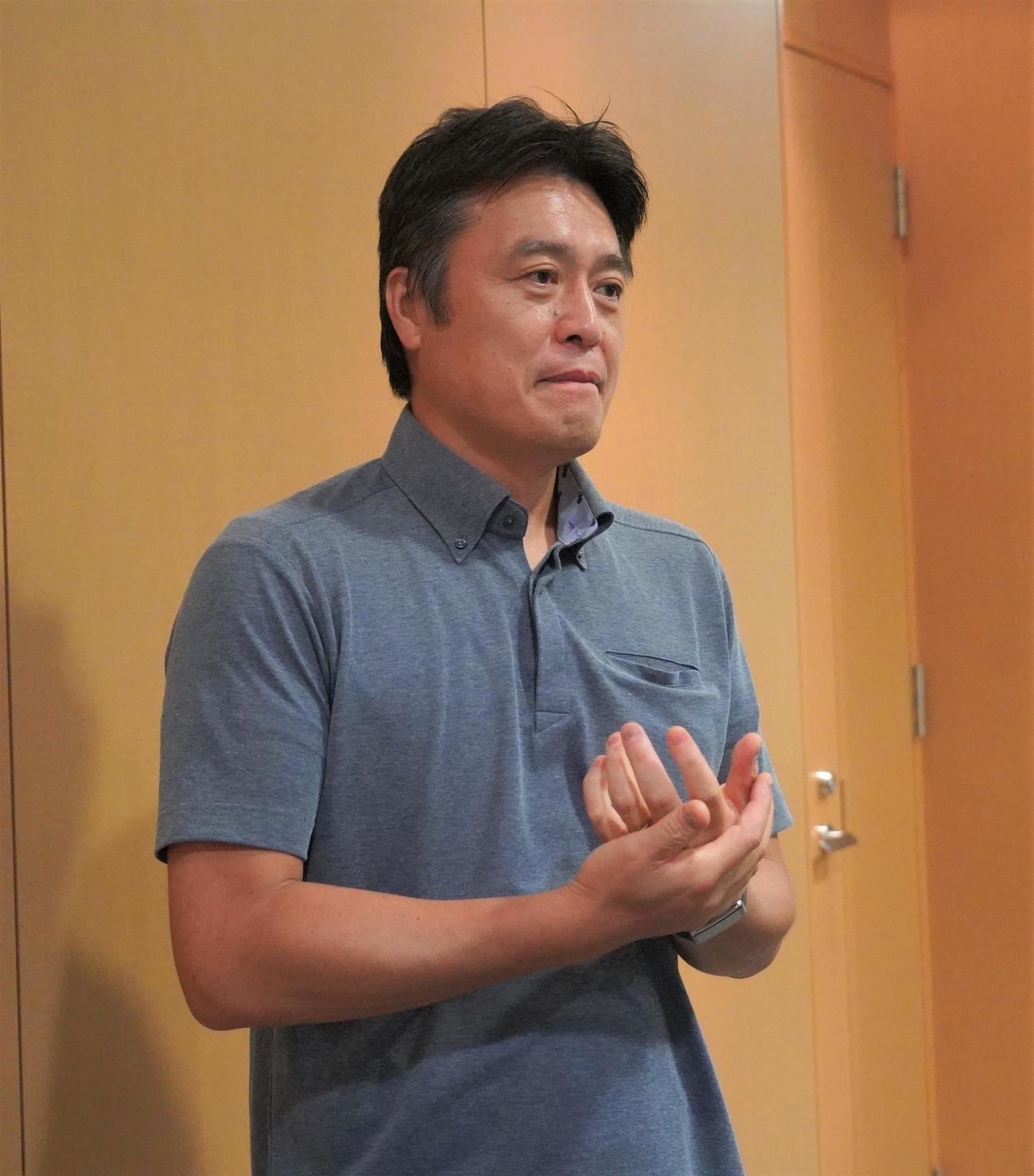 バフェティンビ・ゴミスの獲得に際して取材に応じる川崎フロンターレ竹内弘明強化本部長（撮影・佐藤成）