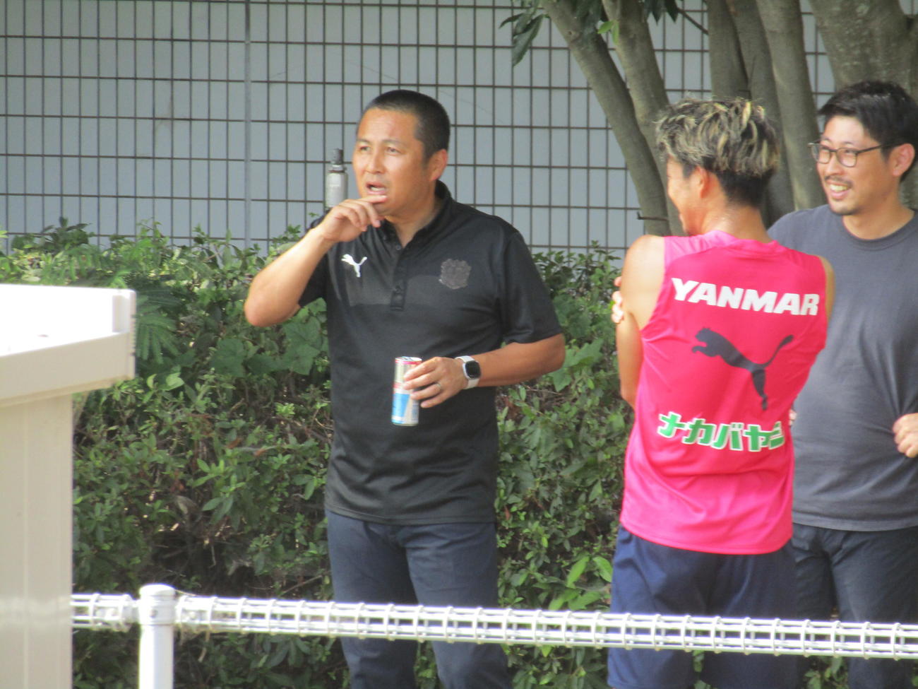 練習場に激励に訪れたC大阪森島寛晃社長（左）